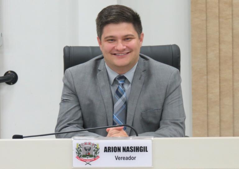 Arion Nasihgil solicita manutenção urgente de parquinhos infantis da sede municipal