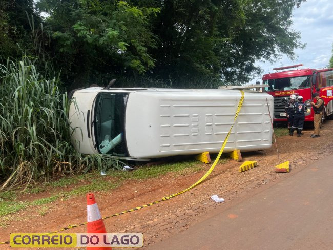 Motorista morre após van tombar em estrada rural de Santa Helena