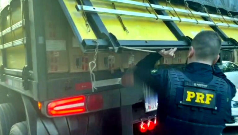 PRF apreende 400 mil maços de cigarros contrabandeados do Paraguai em Guaíra