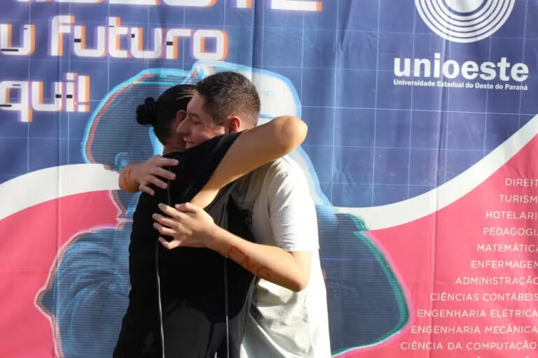 Mãe e filho passam no vestibular para mesmo curso no Paraná: ‘Surpresa bem grande’