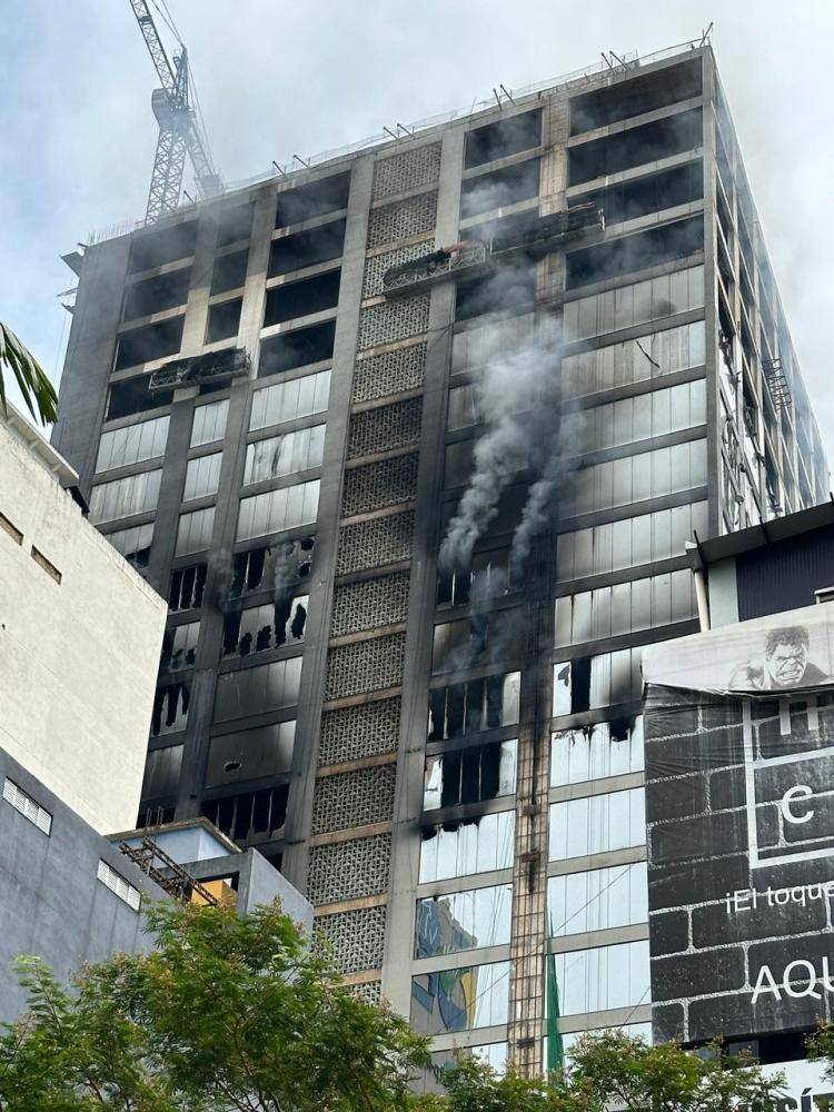 Combate a incêndio em prédio de Cidade de Leste entra no quarto dia