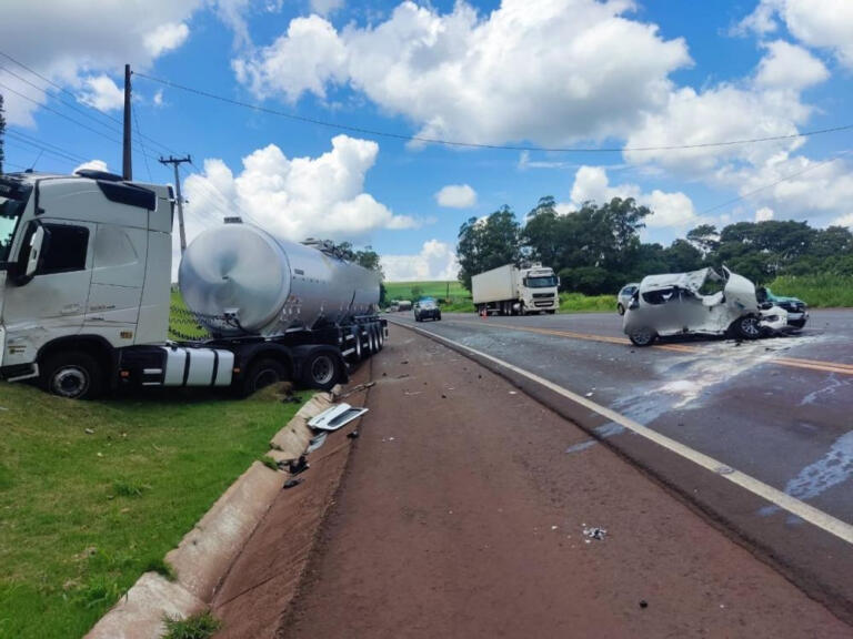Grave acidente envolvendo carro e carreta faz vítima fatal na BR-163 entre Marechal e Mercedes