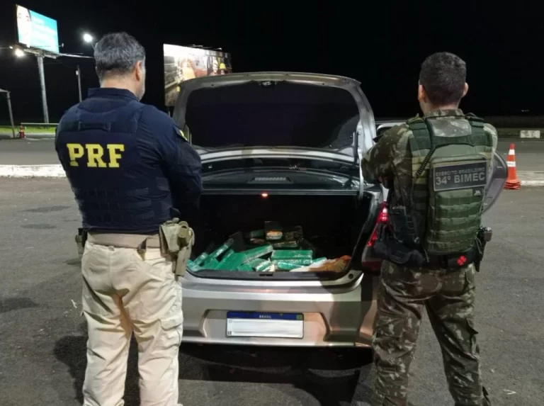 Motorista tenta fugir de abordagem, causa acidente e é preso com 55 quilos de maconha