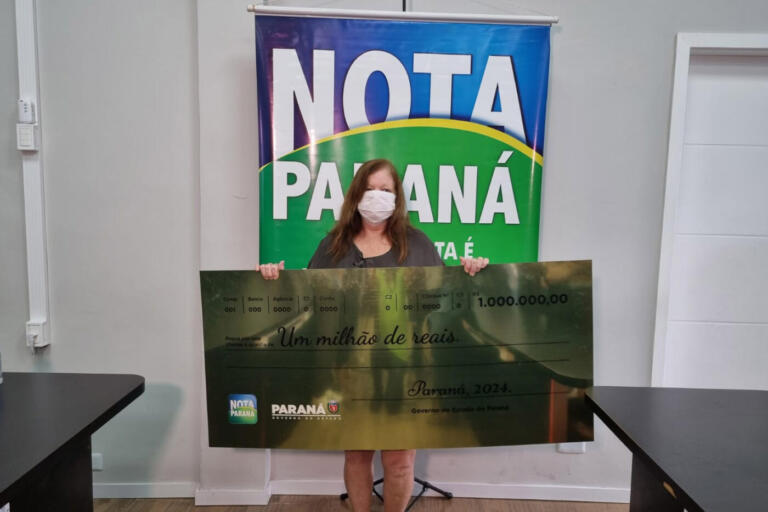 Moradora de Paranaguá recebe cheque de R$ 1 milhão do Nota Paraná um dia após aniversário