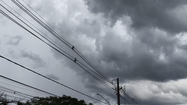 Defesa Civil emite alerta para chuvas intensas, raios e vendaval no Paraná