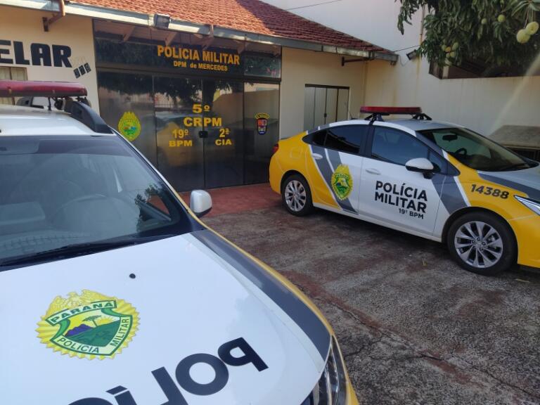 Homem invade casa no centro de Mercedes e se tranca no banheiro