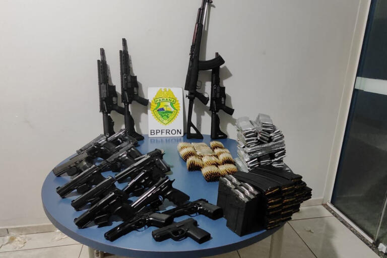 PMPR apreende quatro fuzis, 16 pistolas e milhares de munições em São Miguel do Iguaçu