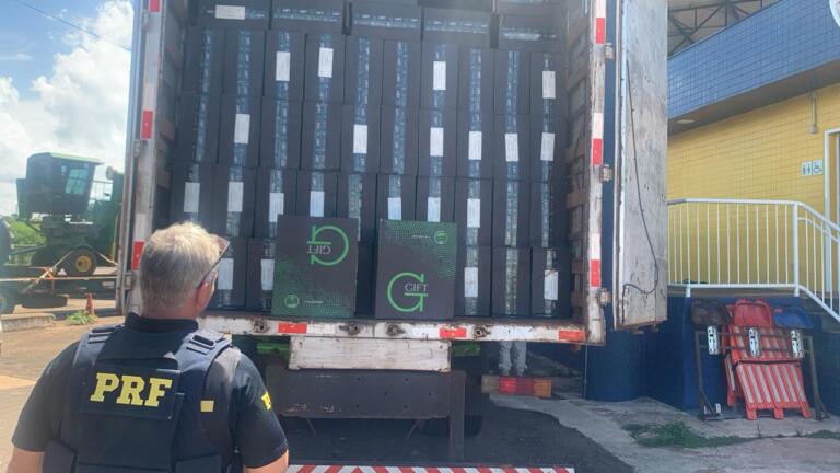 PRF apreende caminhão carregado com 300 mil maços de cigarros em Guaíra