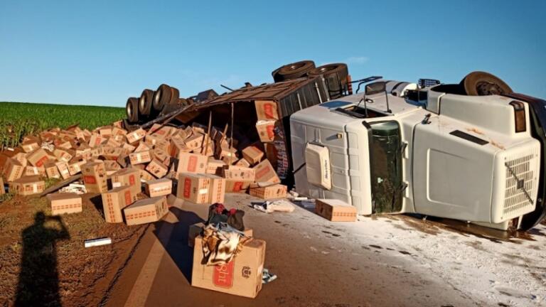 Carreta carregada com cigarros tomba na região