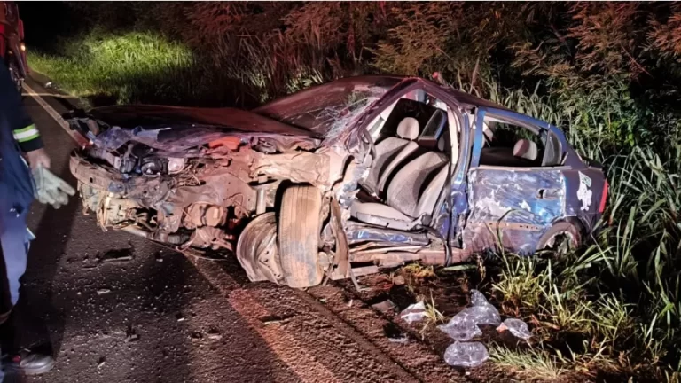 Batida entre carro e caminhão deixa quatro feridos na PR-317 em Santa Helena