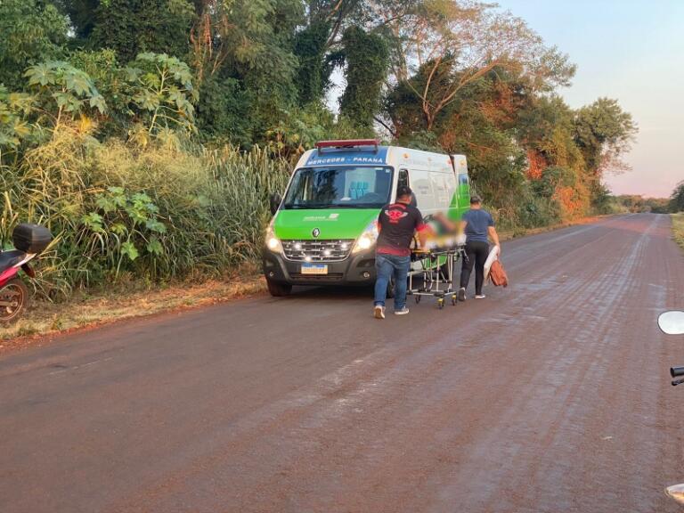 Jovem sofre queda de moto após atropelar quati no interior de Mercedes