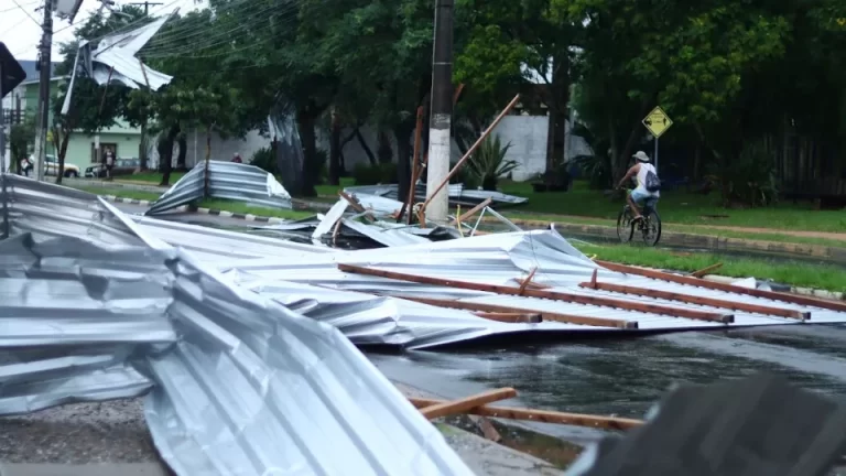 Frente fria castiga cidades gaúchas e avança sobre o Paraná; veja previsão