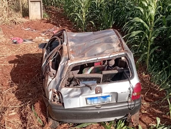 Carro de Mercedes com cinco pessoas capota no viaduto da Frimesa