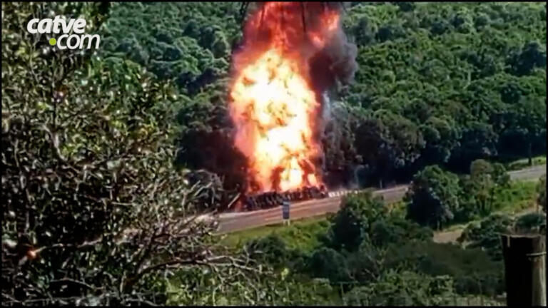Caminhão carregado com botijões de gás tomba e gera incêndio de grandes proporções na BR-277