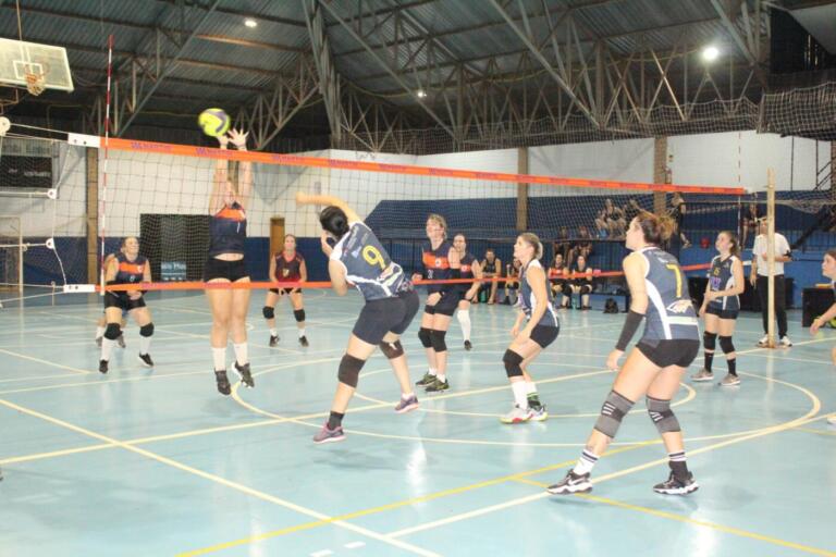 Descontravôlei e Bracia estreiam com vitória no Municipal de Vôlei