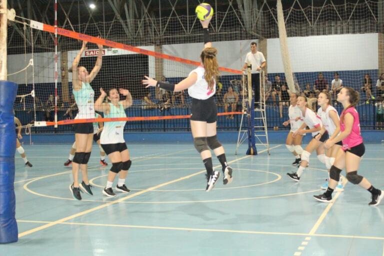Duck Quakes e Amigas do Vôlei vencem no fechamento da 1ª rodada do Troféu Harraldo Altmann