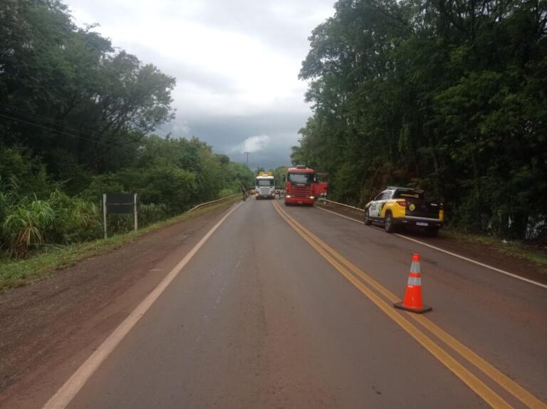 Carreta e Jeep batem de frente em Entre Rios do Oeste; médica fica ferida