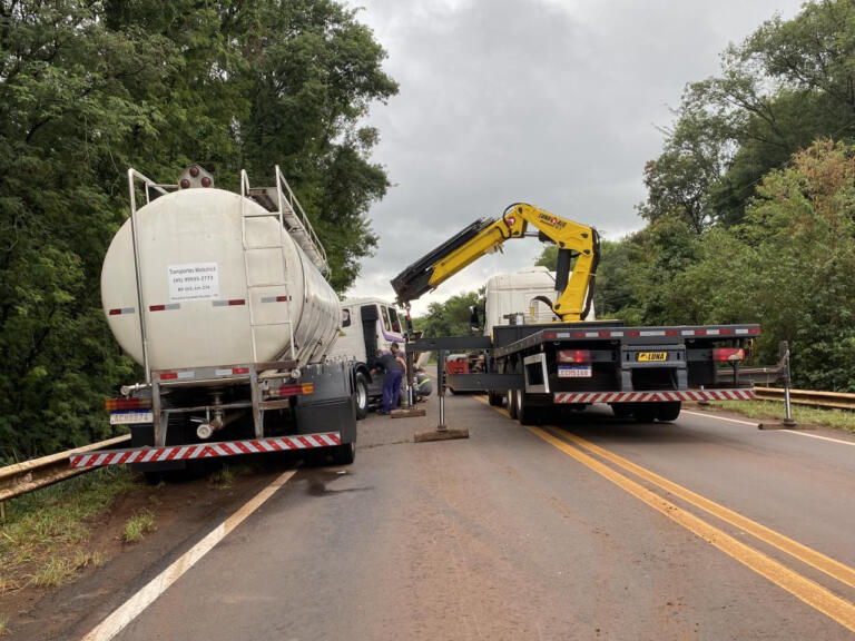 Rodovia em Entre Rios do Oeste é liberada após ser fechada para remoção de caminhão