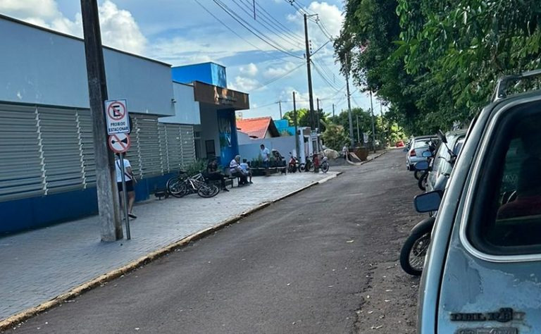 Pessoas com dengue e suspeita da doença lotam pontos de atendimento