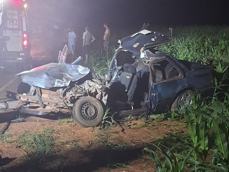 Homem fica preso às ferragens em grave acidente no interior de Terra Roxa