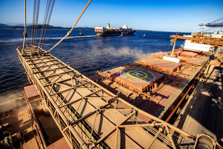 Com 37,5% das exportações, Porto de Paranaguá lidera movimentação do complexo soja