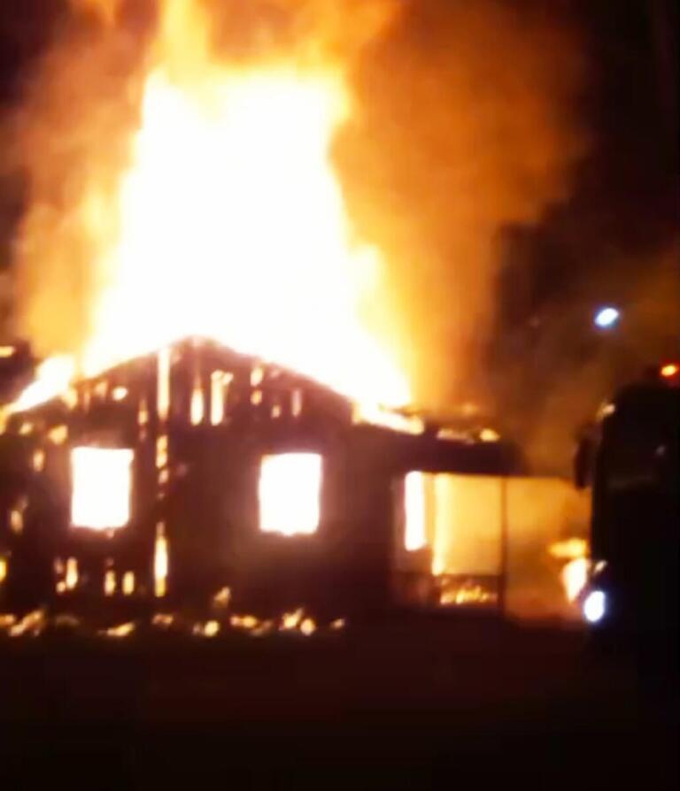 Incêndio é registrado nas imediações da Agrícola Horizonte; casa foi destruída pelas chamas