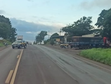 PRF apreende carretas carregadas com maconha e cigarros em Mercedes