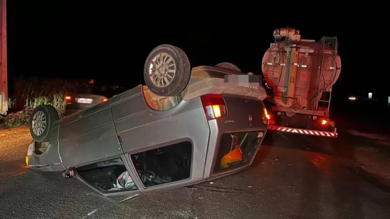 Carro capota e mulher fica ferida na PR-491 em Nova Santa Rosa