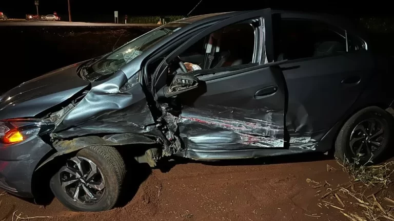 Carros ficam danificados em forte batida em Maripá