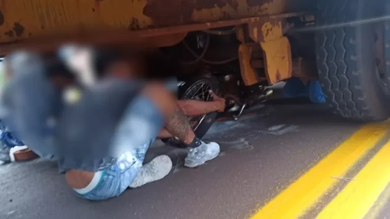 Moto vai parar embaixo de carreta em acidente em Toledo