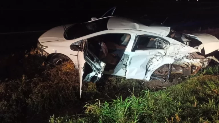 Homem e criança ficam feridos após carros capotarem na BR-163