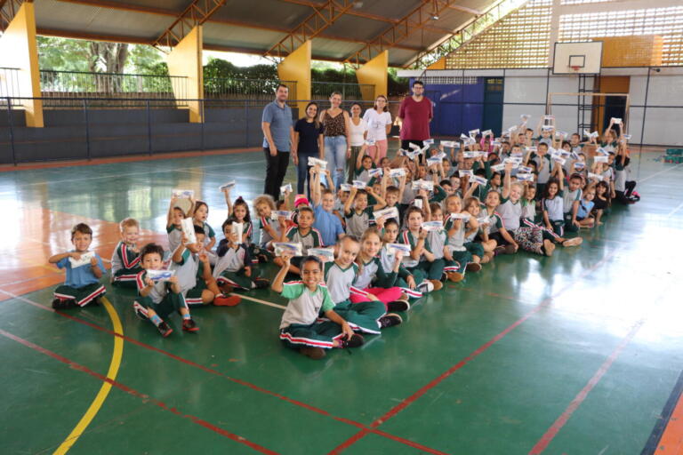 Kits de higiene bucal são entregues nas escolas municipais