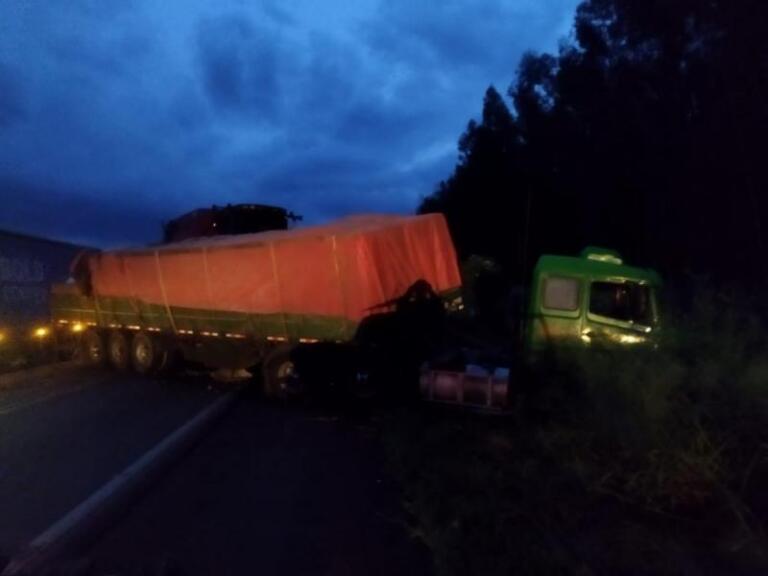 Acidente envolvendo caminhões é registrado entre Mercedes e Guaíra