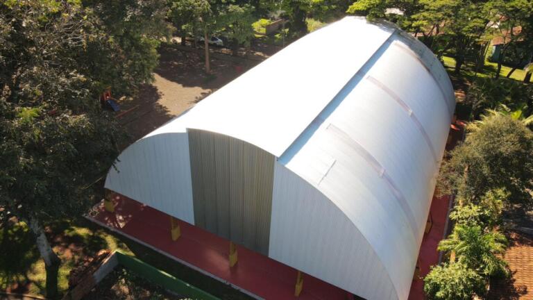 Quadra coberta da Escola Municipal Professora Júlia Wanderley será inaugurada no sábado