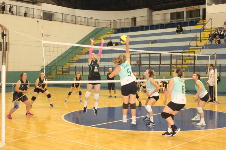 Amigas do Vôlei mantém o 100% no Municipal; masculino define semifinal