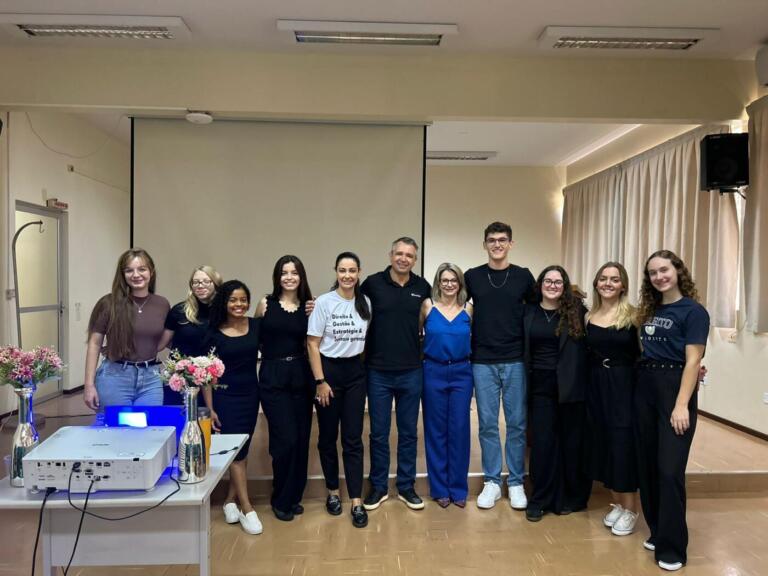 Unioeste, com apoio do Sicoob, promove palestra sobre gestão de escritórios de advocacia para estudantes de Direito