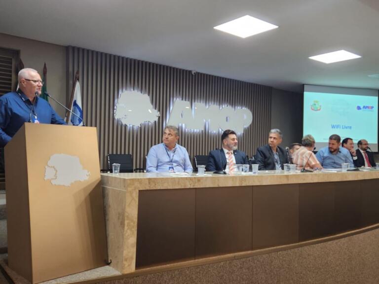 Tecnologia Wi-fi livre de Pato Bragado é modelo para municípios em assembleia da Amop