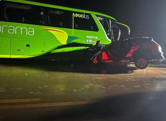 Homem morre após carro bater de frente com ônibus em Palotina