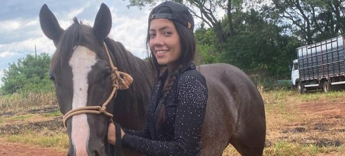 Jovem de 20 anos morre após ser arrastada por cavalo