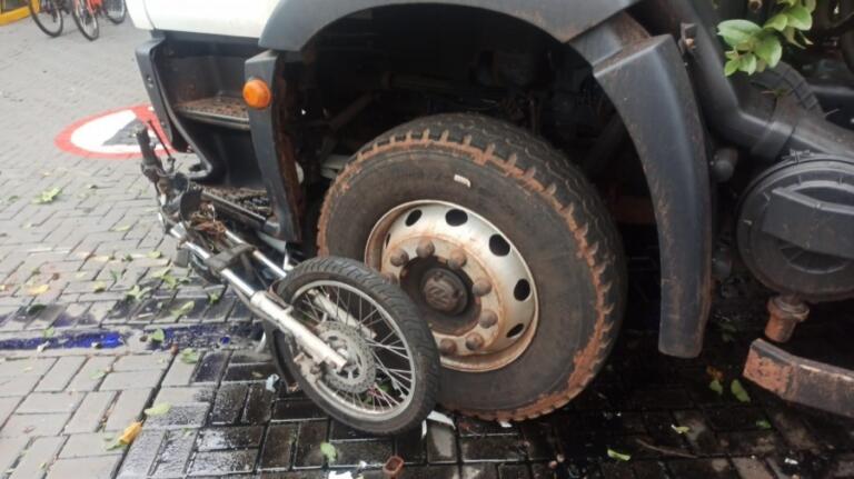 Caminhão de lixo atinge quatro veículos no centro de Toledo