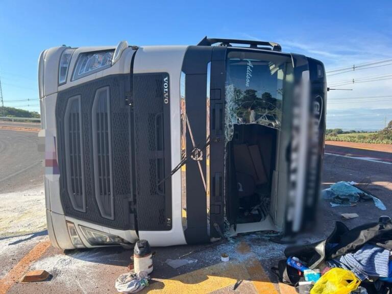 Homem fica ferido após caminhão tombar na PRC-467 em Marechal Rondon