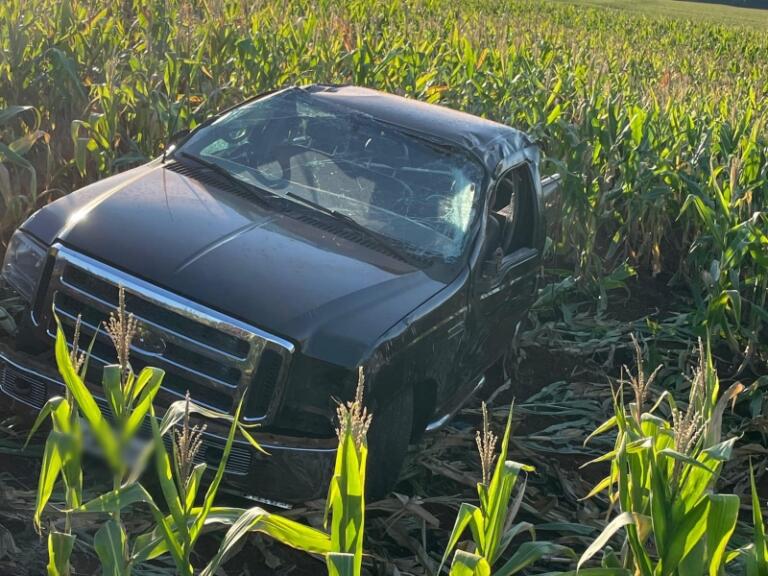 Caminhonete fica destruída em capotamento no interior de Mercedes