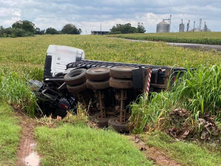 Carreta sai da pista e tomba em barranco na BR-163 em Mercedes
