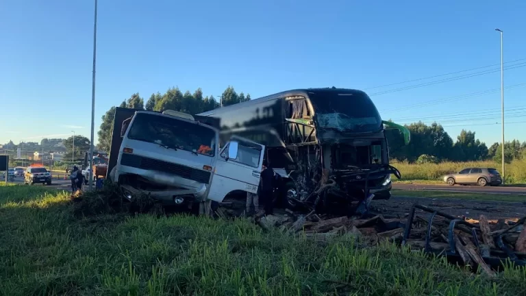 Ônibus com passageiros e caminhão carregado com madeira se envolvem em acidente