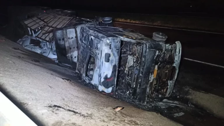 Carreta pega fogo na BR-163 após tombar próximo à entrada de Quatro Pontes