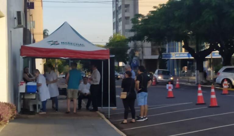 Hoje tem vacinação contra a influenza em frente à Farmácia Básica
