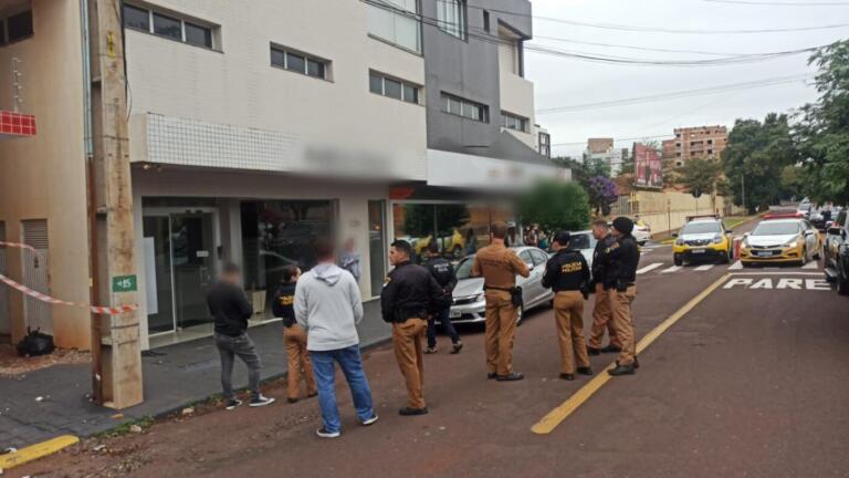 Jovem fica gravemente ferida ao cair do quarto andar de prédio em Toledo; um homem foi preso