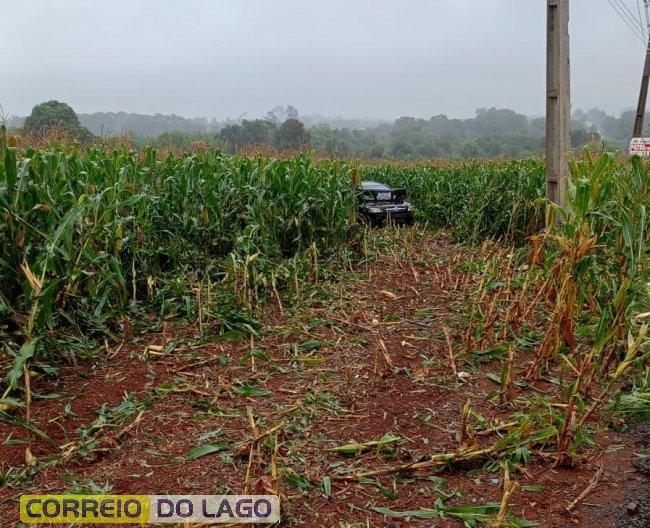 Astra fica destruído após invadir lavoura de milho e colidir com poste no interior de Santa Helena