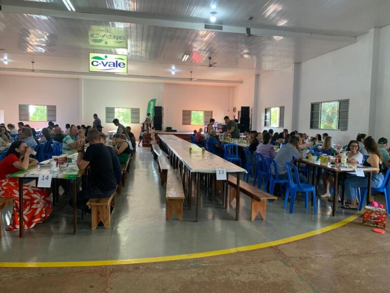 Foto com a mesa 13 vazia em festa de comunidade em Maripá viraliza nas redes sociais