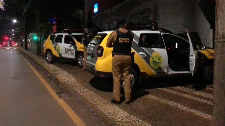 Após não conseguir sacar dinheiro, homem dá soco em caixa eletrônico e precisa ser contido pela PM